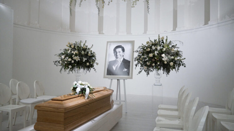 L’ultimo saluto a Valentino, immerso dal bianco della camera ardente