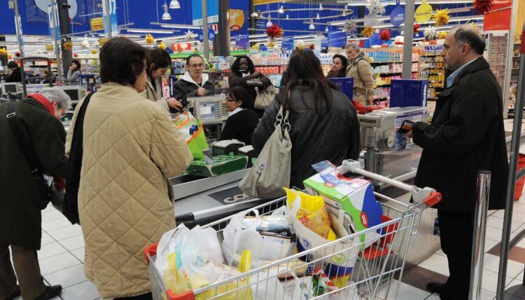 Fiducia dei consumatori in lieve aumento ma gli italiani comprano meno