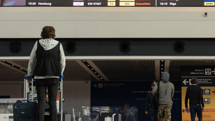 Salvini precetta, i sindacati rinviano lo sciopero degli aerei al 26 febbraio