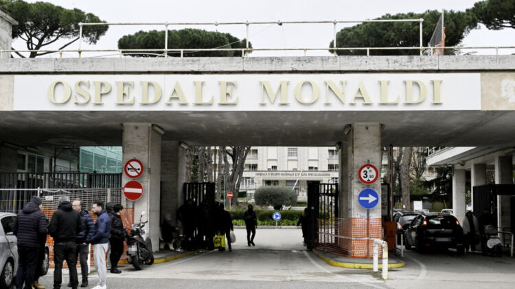 Il lungo addio al bimbo: ‘Condizioni in rapido peggioramento’