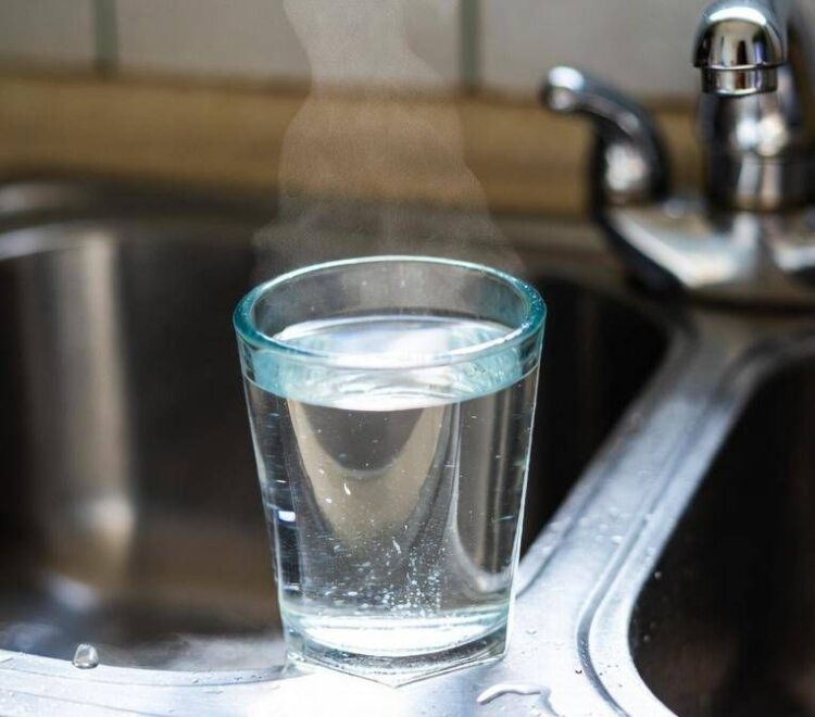 Bere acqua calda fa bene? Falsi miti e (pochi) benefici, le risposte