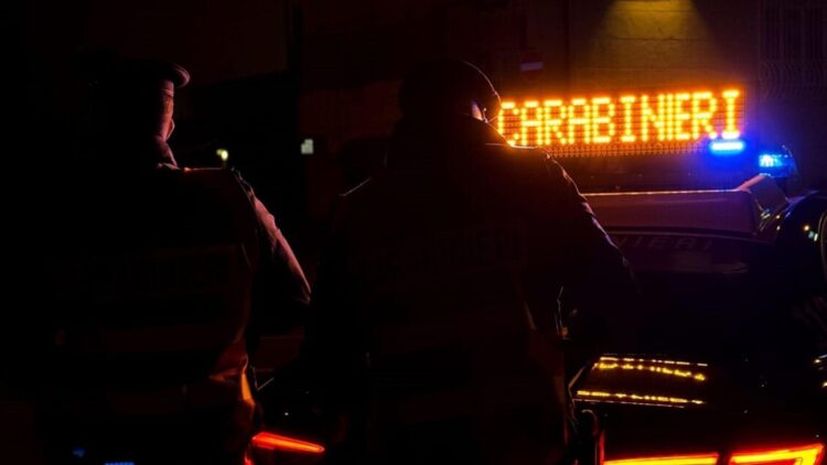 Aggredisce con un coltello la compagna davanti al figlio di 10 anni