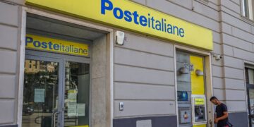 Poste Italiane chiude il 2025 con ricavi record a 13,1 miliardi e utile a 2,2 miliardi