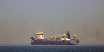 Navi bloccate a Hormuz, allarme petrolio e commercio mondiale