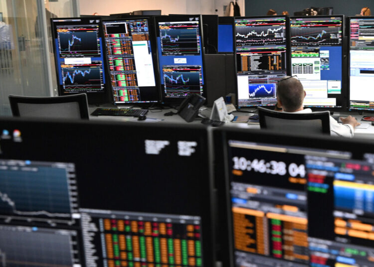 Borsa: Milano chiude positiva con l’Europa, vola Tim