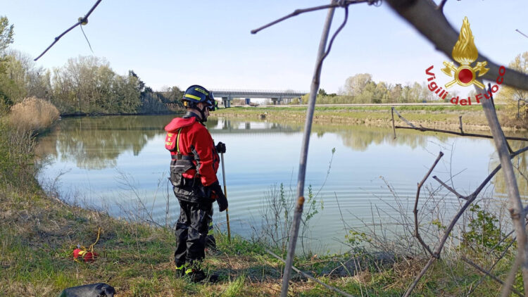 Giallo in Veneto, donna e bimbo trovati morti in un laghetto