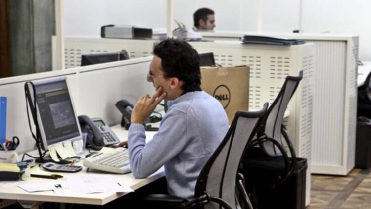 Borsa: Milano chiude in calo (-1,02%), pesano Stm e le banche