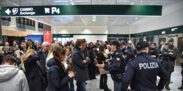 Studenti rientrati dagli Emirati fra abbracci e baci, ‘siamo a casa’