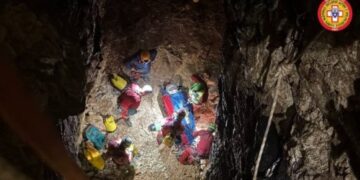 Soccorsa speleologa infortunata a 100 metri di profondità nello spoletino