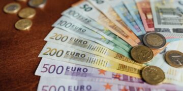 Famiglie italiane più povere causa inflazione, ma i consumi tornano a salire