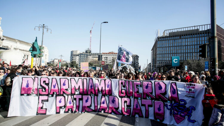 Il grido delle donne in piazza, ‘Stop a guerra e patriarcato’
