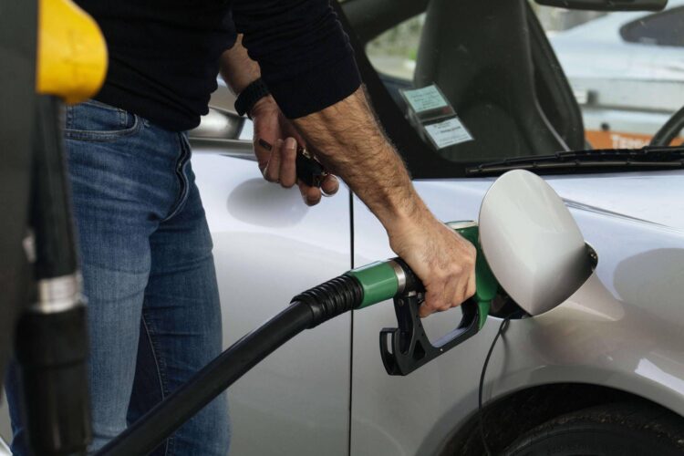 Iran, Piersimoni: “Prezzo spot petrolio su di 30 dollari, attenzione a banche centrali”