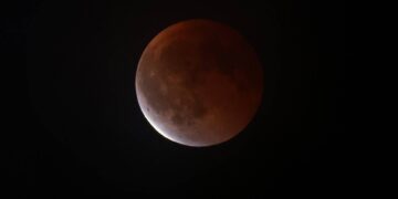 Luna di sangue, oggi l’eclissi totale: cos’è e quando vederla