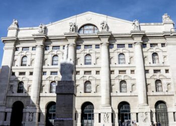 Borsa: Milano migliore in Europa con Leonardo e Prysmian, scende lo spread