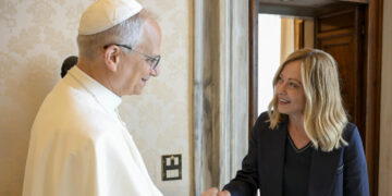 Meloni prima tiepida, poi l’affondo contro Trump sul Papa
