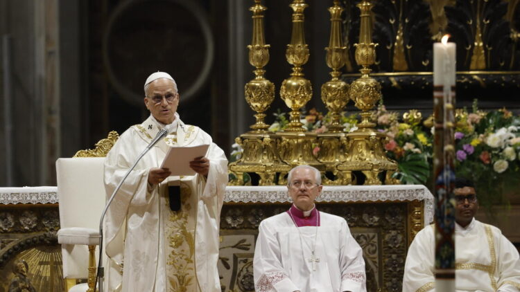 Il Papa nella basilica di San Pietro battezza dieci adulti