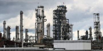 Nuova corsa del petrolio, salgono ancora i prezzi ai distributori