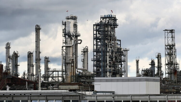 Nuova corsa del petrolio, salgono ancora i prezzi ai distributori