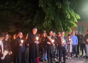 Ragazzo ucciso a Pavia, centinaia di persone alla fiaccolata