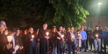 Ragazzo ucciso a Pavia, centinaia di persone alla fiaccolata