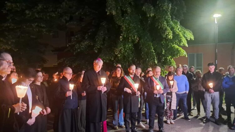 Ragazzo ucciso a Pavia, centinaia di persone alla fiaccolata