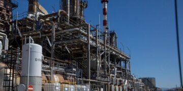 Corsa al ribasso per il petrolio, perde il 18% e scende sotto i 100 dollari al barile