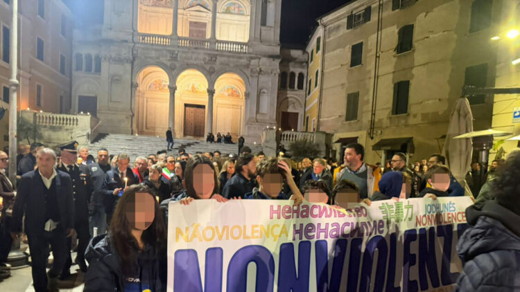 Ucciso davanti al figlio, in migliaia alla fiaccolata a Massa