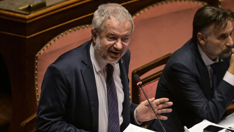 La proposta della Lega: ‘Via dal patto di stabilità anche soli’. FdI e FI frenano