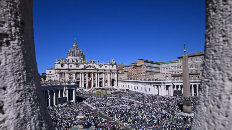 Il Papa fa gli auguri di Pasqua in dieci lingue, anche arabo e cinese