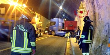 Tir impatta su volta galleria A1, riaperto tratto nel Fiorentino