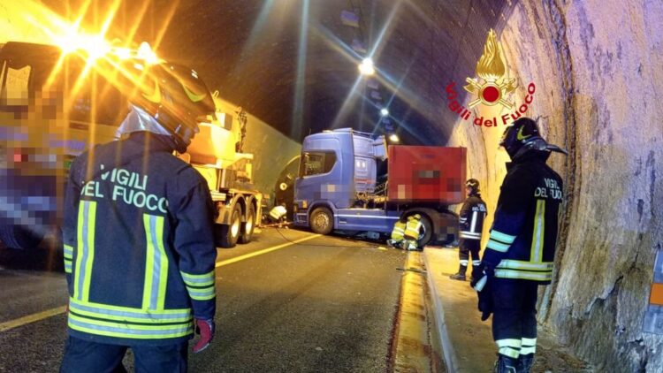 Tir impatta su volta galleria A1, riaperto tratto nel Fiorentino
