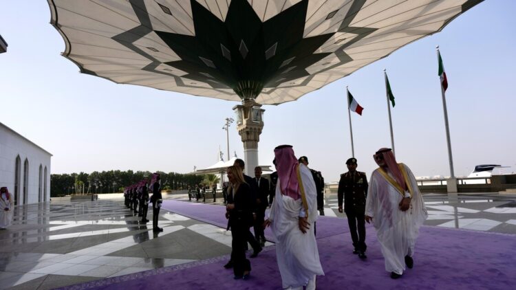 Meloni blinda il governo, poi la missione a sorpresa nel Golfo