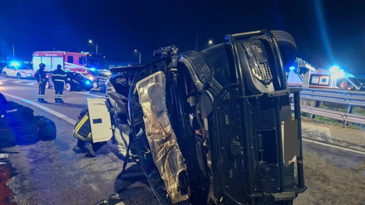 Auto dei carabinieri tamponata, feriti due militari