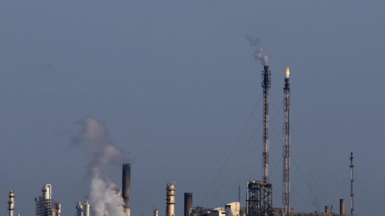 Il petrolio chiude in rialzo a New York a 99,08 dollari