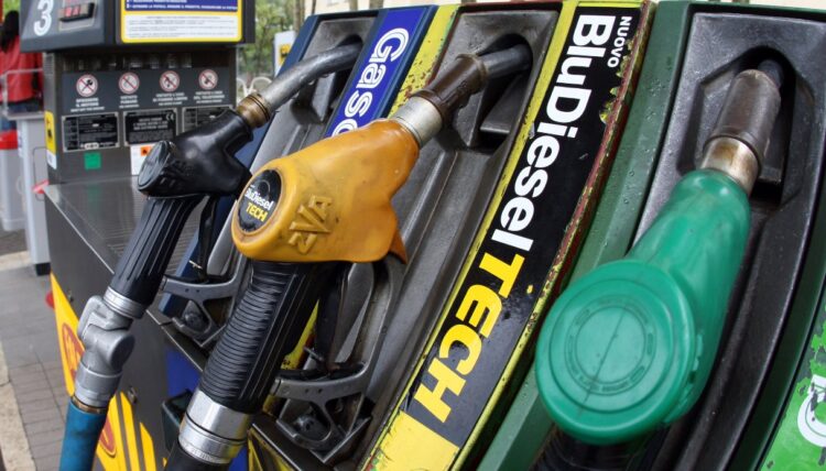 Petrolio oltre 110 dollari e benzina in aumento, prezzi alle stelle per i carburanti