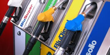 Caro carburante ed energia, Italia tra razionamenti e lockdown: la strategia di Salvini