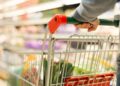 Consumi degli italiani in calo: più di due terzi della spesa è per cibo, affitto e bollette