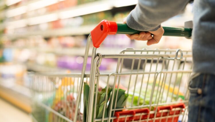 Consumi degli italiani in calo: più di due terzi della spesa è per cibo, affitto e bollette