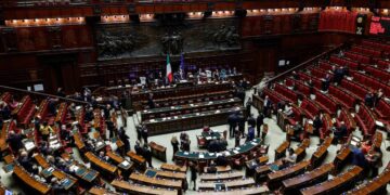 Decreto bollette approvato alla Camera, via al bonus da 115 euro e stop call center