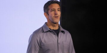 Tim Cook lascia la guida di Apple, John Ternus nuovo ceo