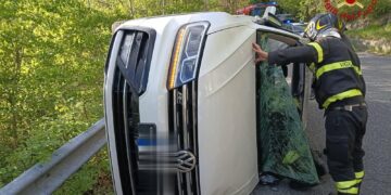 Roma, auto si ribalta dopo incidente: feriti mamma e due bambini