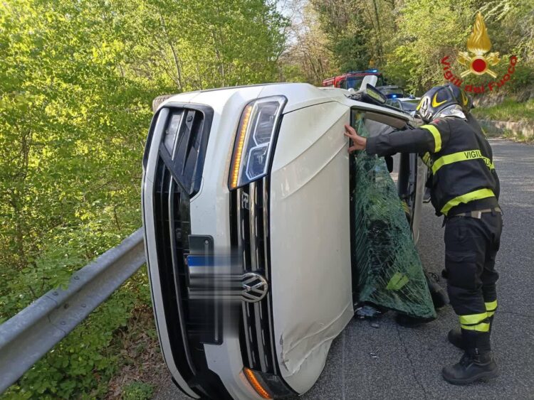 Roma, auto si ribalta dopo incidente: feriti mamma e due bambini