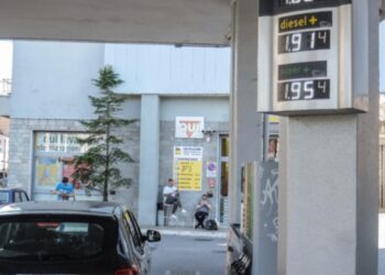 Taglio accise, i nuovi prezzi del carburante: sconto diesel confermato ma cala sulla benzina