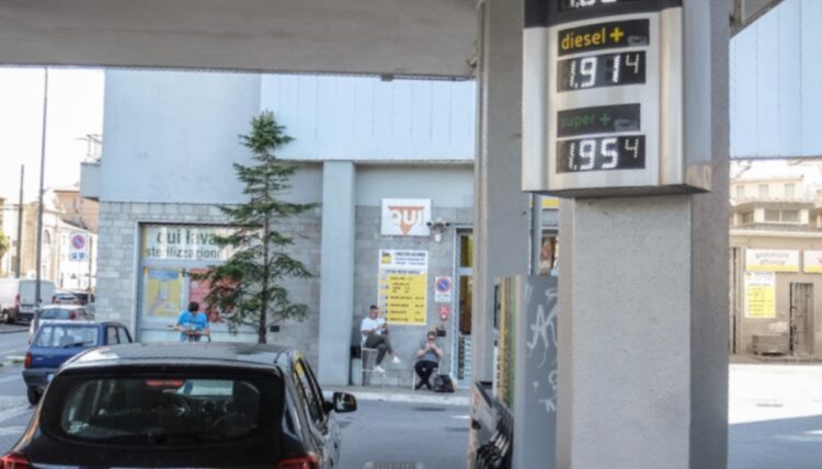 Taglio accise, i nuovi prezzi del carburante: sconto diesel confermato ma cala sulla benzina