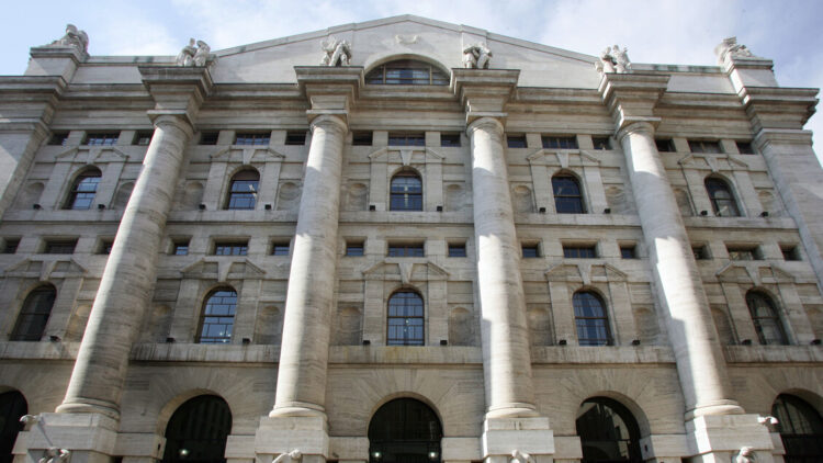 Borsa: Milano tiene con l’Europa, male i titoli petroliferi e le auto