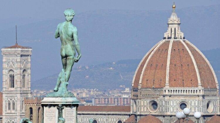 Codacons, i prezzi ‘pazzi’ dell’estate: 300mila euro per un alloggio a Firenze