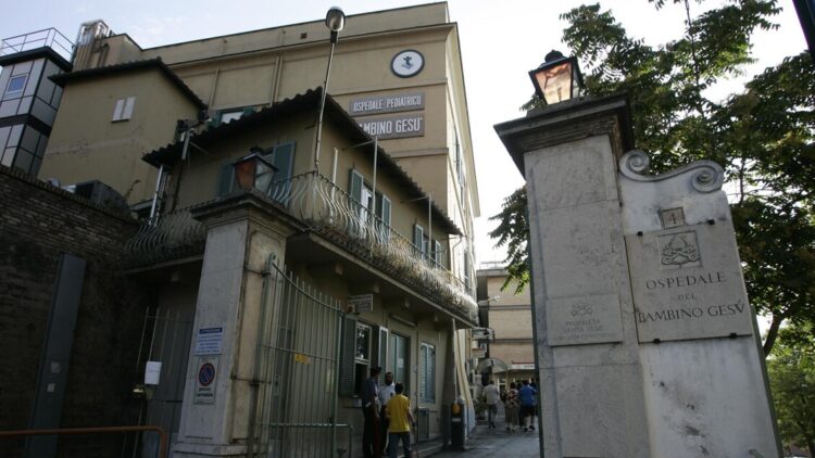 Bimbo di 8 anni cade dal balcone, grave a Roma