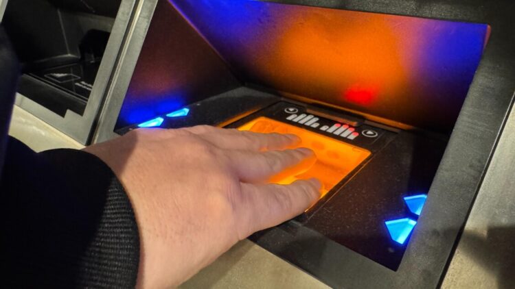 Fiumicino lancia l’allarme code, sospendere i controlli biometrici