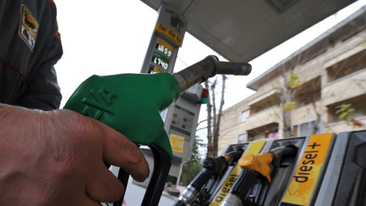 Taglio accise prorogato al 3 luglio, dimezzato sconto per il gasolio