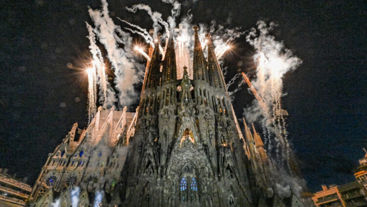 Il Papa nella Sagrada Familia: ‘I cristiani non possono fare la guerra’